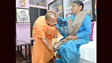 CM योगी आदित्यनाथ ने छुए पैर, मां ने सिर पर हाथ रख कर दिया आशीर्वाद- Photo