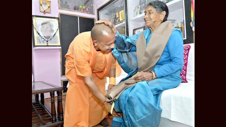 CM योगी आदित्यनाथ ने छुए पैर, मां ने सिर पर हाथ रख कर दिया आशीर्वाद- Photo