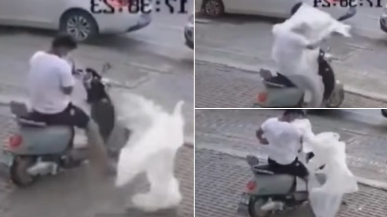 Viral Video: शख्स पर जा लिपटी हवा में उड़कर आई प्लास्टिक, अजीबो-गरीब स्थिति में फंसे व्यक्ति का वीडियो हुआ वायरल