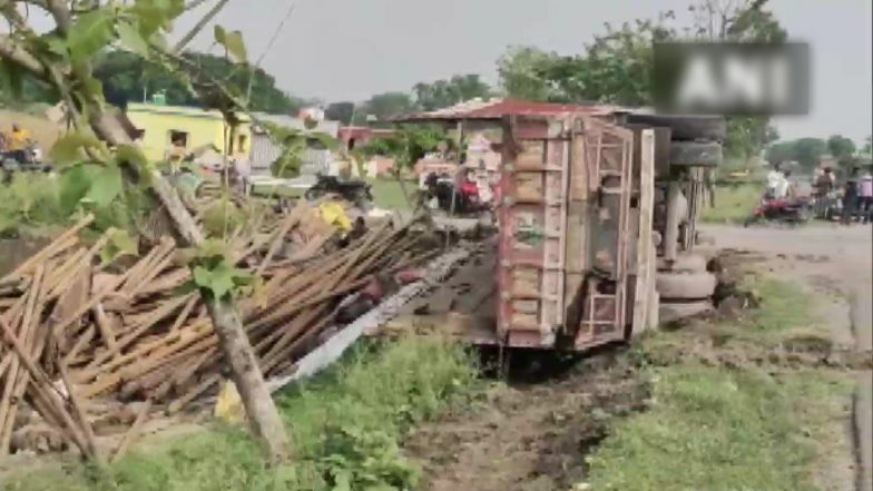 Maharashtra: महाराष्ट्र में कार के ट्रक से टकराने से पांच लोगों की मौत