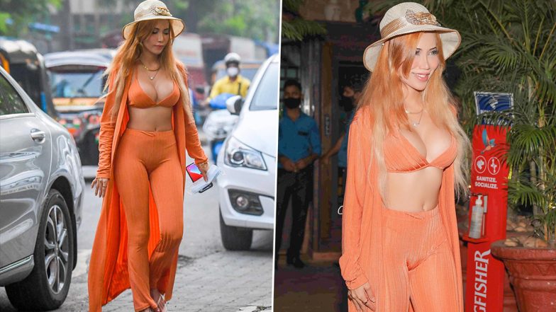Sakshi Chopra ने पब्लिक में पहने इतने बोल्ड कपड़ें, Photos देखकर फैंस बोले- इसलिए मुंबई की गर्मी बढ़ी है !