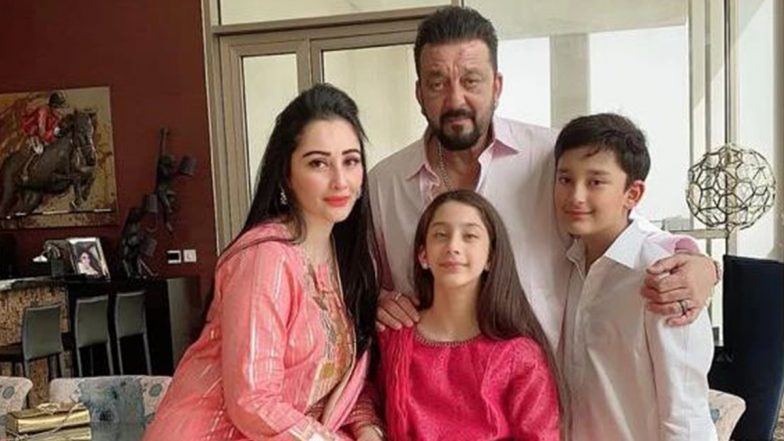 Sanjay Dutt ने परिवार संग मिलकर मनाया ईद और अक्षय तृतीया का त्योहार, ट्रेडिशनल अंदाज में दिखे बीवी-बच्चे (See Photo)