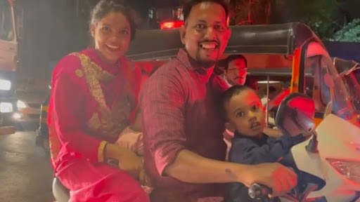 अनुपम खेर को सड़क पर मिले परिवार ने दी ईद की मुबारकबाद, वीडियो में दिखी मजेदार बातचीत