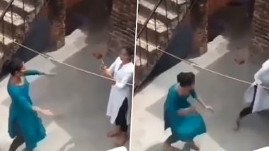 Viral Video: छत पर डांस रील रिकॉर्ड करते पकड़े जाने के बाद भागी लड़की, देखें वीडियो