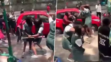 Girls Fighting on Street: स्कूल यूनिफॉर्म में सड़क पर एक दूसरे का झोटा उखाड़ती और मार कुटाई करती बेंगलुरू की लड़कियों का वीडियो वायरल