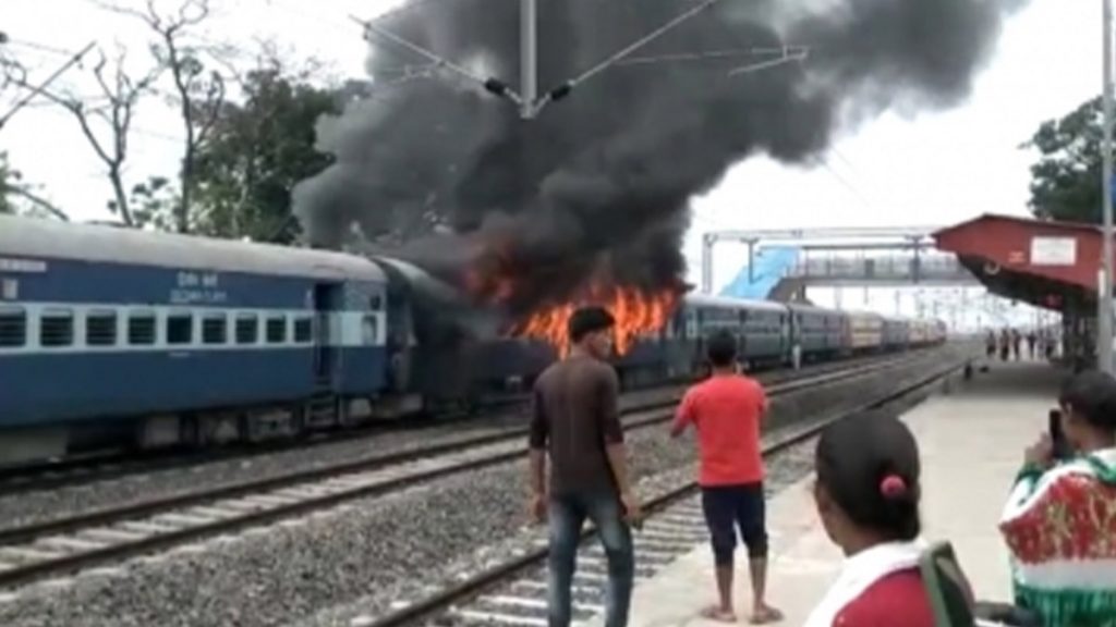 ‘अग्निपथ’ योजना के विरोध में लगातार चौथे दिन भी हिंसा जारी रही, 250 गिरफ्तार