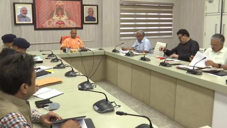 UP: सीएम योगी आदित्यनाथ ने कानून व्यवस्था की स्थिति को लेकर ज़िला अधिकारियों के साथ बैठक की
