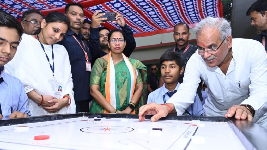 छत्तीसगढ़: बच्चों के आग्रह पर सीएम भूपेश बघेल ने कैरम, लूडो और शतरंज खेला 