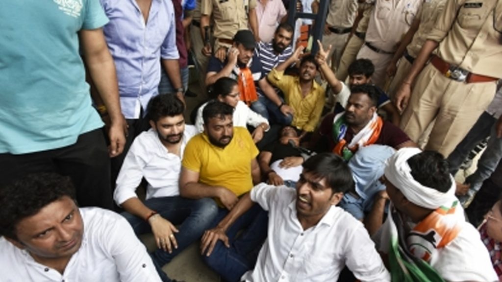 निषेधाज्ञा लागू होने के मद्देनजर तय संख्या से अधिक पार्टी समर्थकों को क्षेत्र छोड़ने का निर्देश दिया गया