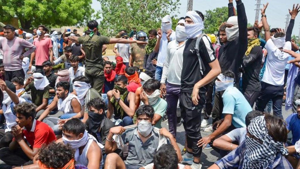 जेवर एयरपोर्ट के लिए अपनी जमीन देने वाले किसान कर रहे हैं यमुना अथॉरिटी के बाहर धरना प्रदर्शन