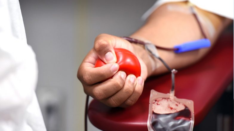 UP: हिंसा के बीच अभिमन्यु ने पेश की भाईचारे की मिसाल, सेना में जवान अदनान की मां को दिया ब्लड
