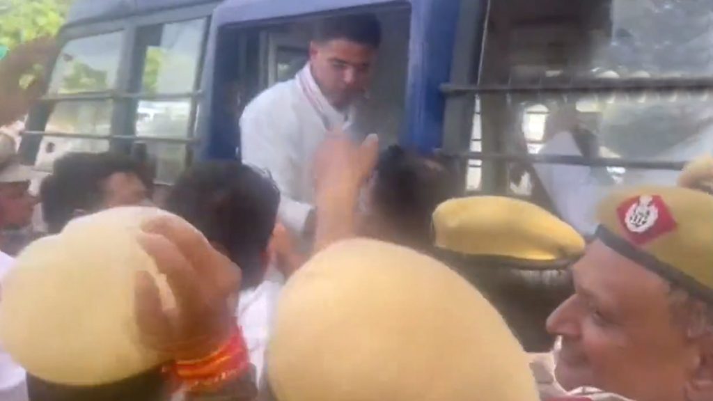 कांग्रेस कार्यालय के बाहर हिरासत में लिए गए सचिन पायलट