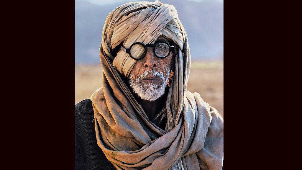 क्या ये अमिताभ बच्चन हैं? अफगानी रिफ्यूजी की इस तस्वीर को देखने के बाद लोग हुए कंफ्यूज