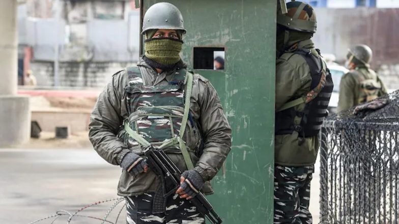 कश्मीर में लौट रहा 1990 का दौर? टारगेट किलिंग से खौफ में सरकारी कर्मचारी, कहा- सरकार हमारा ट्रांसफर करे