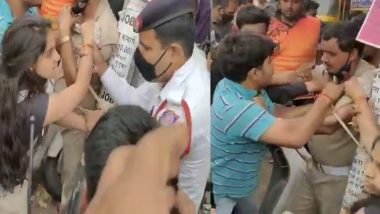 Viral Video: दिल्ली में ट्रैफिक इंस्पेक्टर को दौड़ा-दौड़ा कर पीटा, रॉन्ग साइड से आ रही स्कूटी पर सवार थे 3 लोग