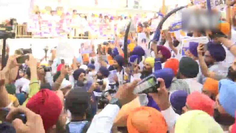 Khalistan Slogans Video: स्वर्ण मंदिर के गेट पर खालिस्तानी समर्थकों ने तलवार लेकर की नारेबाजी, भिंडरावाले के लगाए पोस्टर