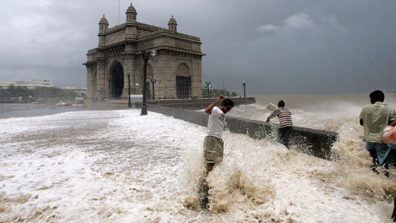 Mumbai: गेटवे ऑफ इंडिया के पास समुद्र में उठ रही ऊंची लहरें, 24 घंटे में हो सकती है भारी बारिश