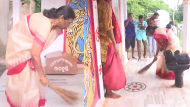 VIDEO: राष्ट्रपति उम्मीदवार द्रौपदी मुर्मू ने पूजा करने से पहले शिव मंदिर में झाड़ू लगाकर की सफाई