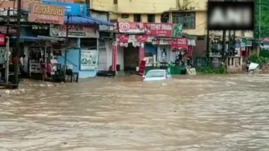 Heavy Rainfall: गुवाहाटी में भारी बारिश के चलते नेशनल हाईवे पर जलभराव, कमर तक भरा पानी