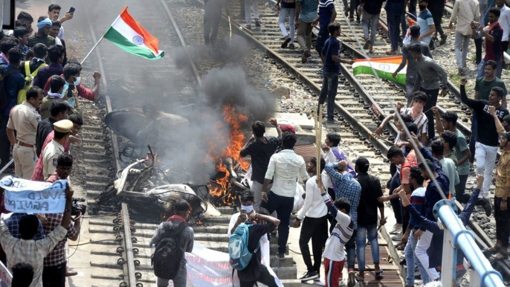  बलिया में अग्निपथ योजना के विरोध को लेकर हुई हिंसा के मामले में कुल गिरफ्तार उपद्रवी तत्वों की संख्या 133 हो गई है