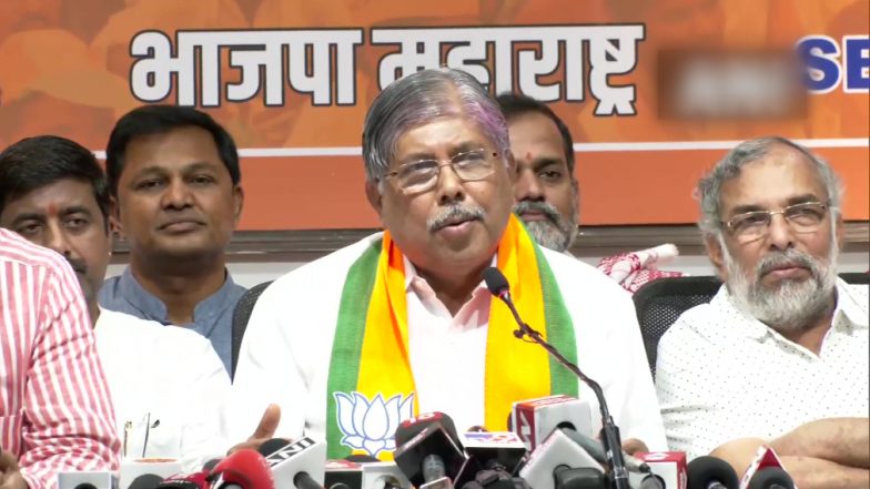 Ink Thrown On Chandrakant Patil: महाराष्ट्र के मंत्री चंद्रकांत पाटिल पर फेंकी स्याही, आंबेडकर-फुले पर टिप्पणी को लेकर मचा है बवाल