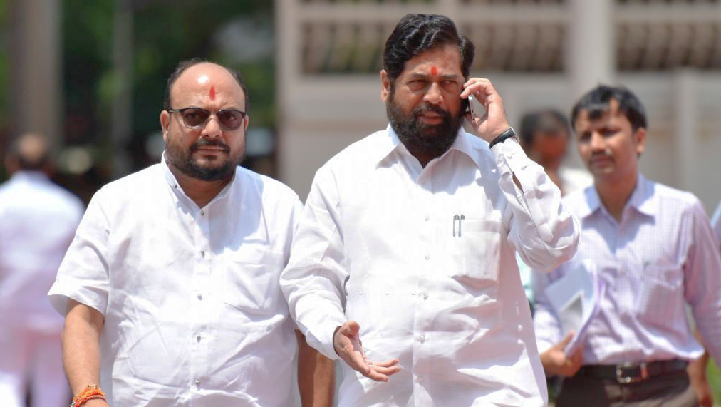 महाराष्ट्र में हाई वोल्टेज ड्रामा, शिवसेना के विधायक अस्पताल में भर्ती, संपर्क के लिए दो को भेजा
