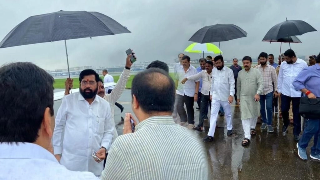 मुंबई पहुंचकर बागी नेता एकनाथ शिंदे ने वरिष्ठ नेता देवेंद्र फडणवीस से मुलाकात की, दोनों राज भवन के लिए निकले