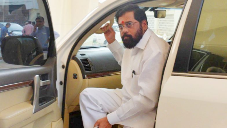 Maharashtra Political Crisis: 40 बागी विधायक लेकर गुवाहाटी पहुंचे एकनाथ शिंदे, उद्धव आज मंत्रियों के साथ करेंगे मंथन
