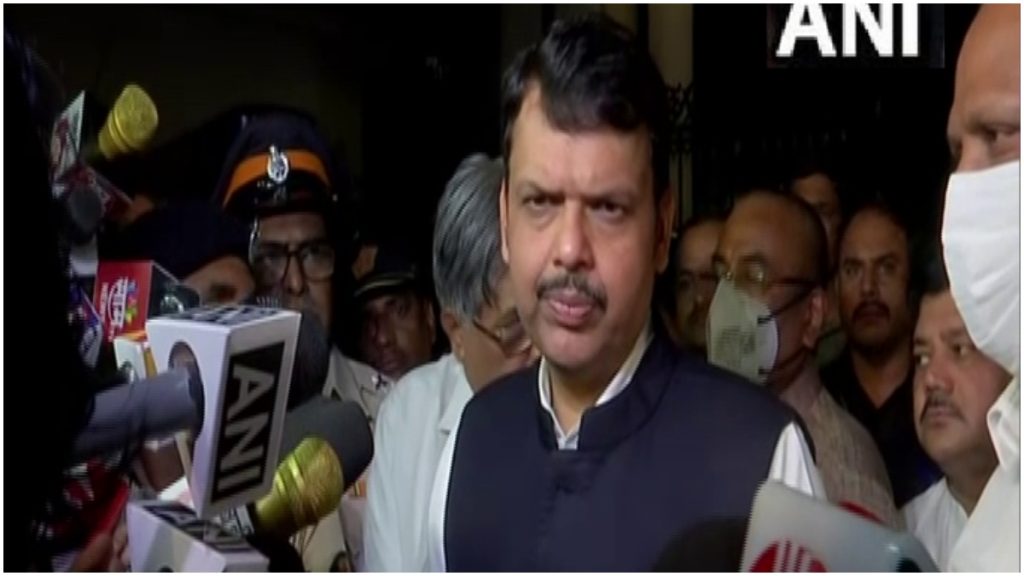 उद्धव सरकार की बढ़ी मुश्किलें, देवेंद्र फडणवीस ने राज्यपाल से मुलाकात कर फ्लोर टेस्ट की मांग की