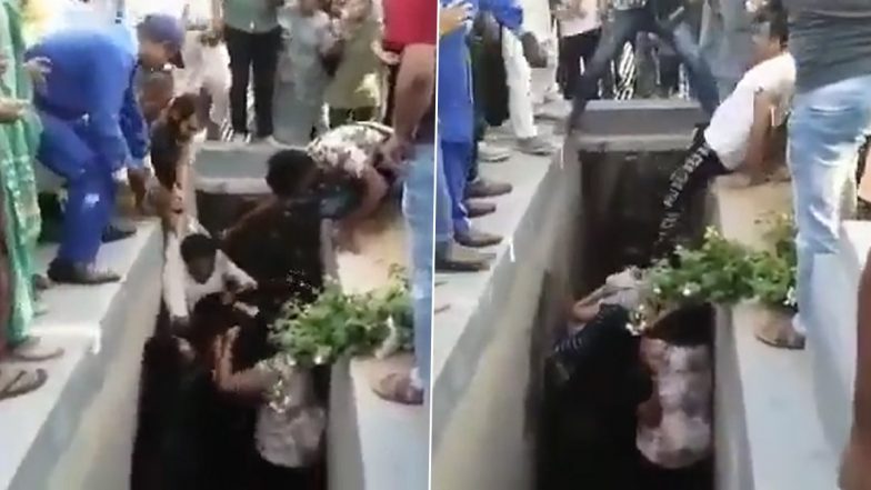 जायदाद को लेकर दो महिलाओं में हुआ तगड़ा झगड़ा, नाले में गिरने के बाद भी करती रहीं मारपीट (Watch Viral Video)