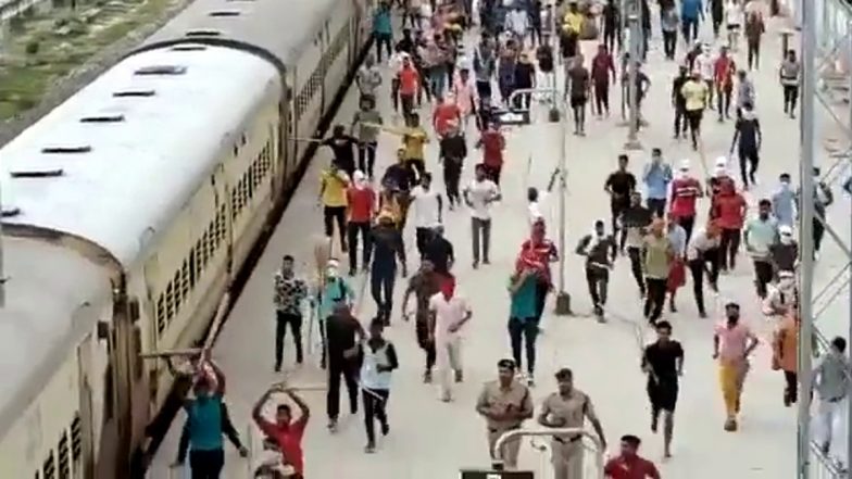 Agnipath Scheme: बलिया में अग्निपथ योजना का विरोध, रेलवे स्टेशन में युवकों ने की तोड़-फोड़