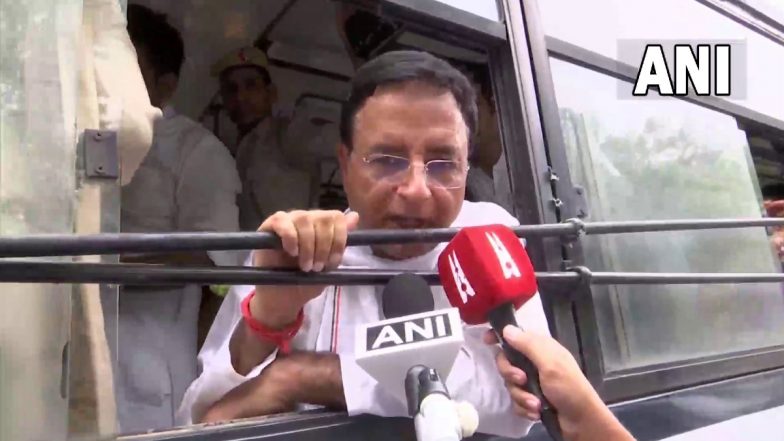 Delhi: 'गोडसे के वंसज एक बार फिर गांधी को डराने चले हैं', हिरासत में लिए जाने पर बोले रणदीप सुरजेवाला