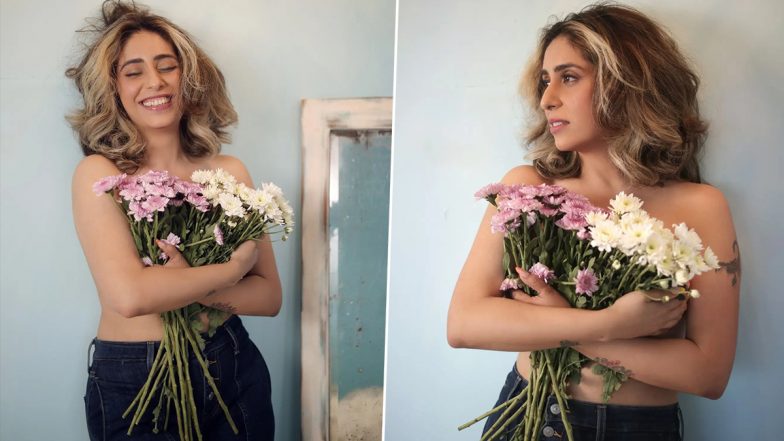 Neha Bhasin ने टॉपलेस होकर पोस्ट की बोल्ड फोटो, गुलदस्ते के साथ देती दिखी ऐसा पोज