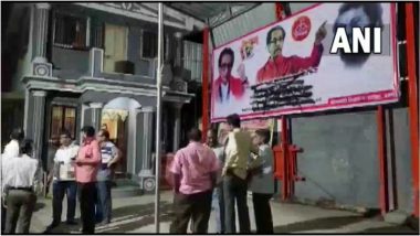 Maharashtra Political Crisis: शिंदे खेमे के समर्थकों ने ठाणे में उद्धव ठाकरे के समर्थन में लगाए गए पोस्टरों पर पेंट लगाया- Watch Pics