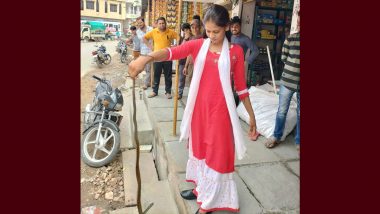 Snake Viral Pic: दुकान में घुसे विशालकाय सांप का महिला ने निडर होकर किया सामना, हाथ से पकड़कर निकाला बाहर