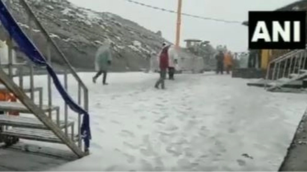 Jammu and Kashmir: भारी बर्फबारी के कारण दो दिन बंद रहने के बाद मुगल रोड को खोला गया