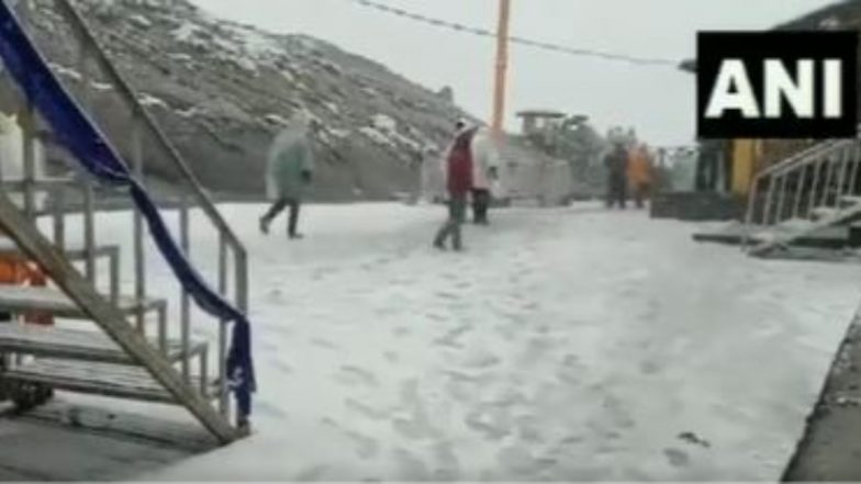 Uttarakhand: गुरुद्वारा हेमकुंड साहिब के पास तीर्थयात्रियों ने लिया बर्फबारी का आनंद, देखें वीडियो
