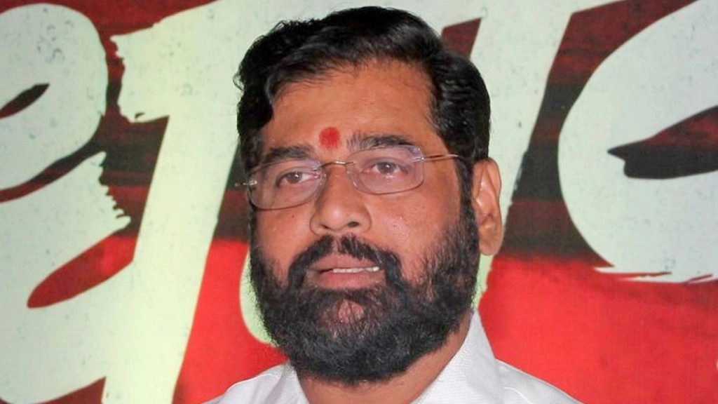Maharashtra: ड्यूटी के दौरान महिला पुलिस कर्मी फिसलीं, मुख्यमंत्री एकनाथ शिंदेने की मदद