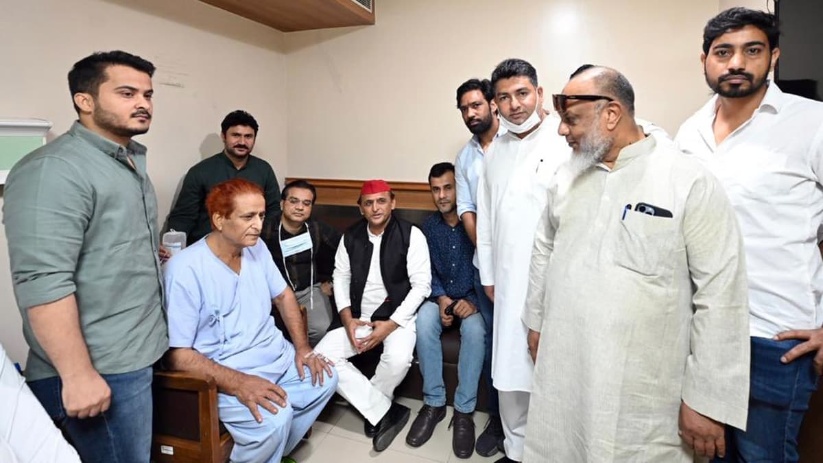 सपा में दरार की ख़बरों के बीच आजम खान से अस्पताल में मिलने पहुंचे अखिलेश यादव, तस्वीर शेयर कर लिखा- जल्द अच्छे होकर आएं