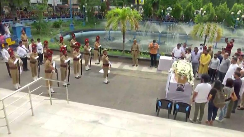 सिंगर KK को कोलकाता के रवींद्र सदन में दी गई सलामी, सीएम ममता बनर्जी भी रहीं मौजूद, देखें गमगीन पल का वीडियो