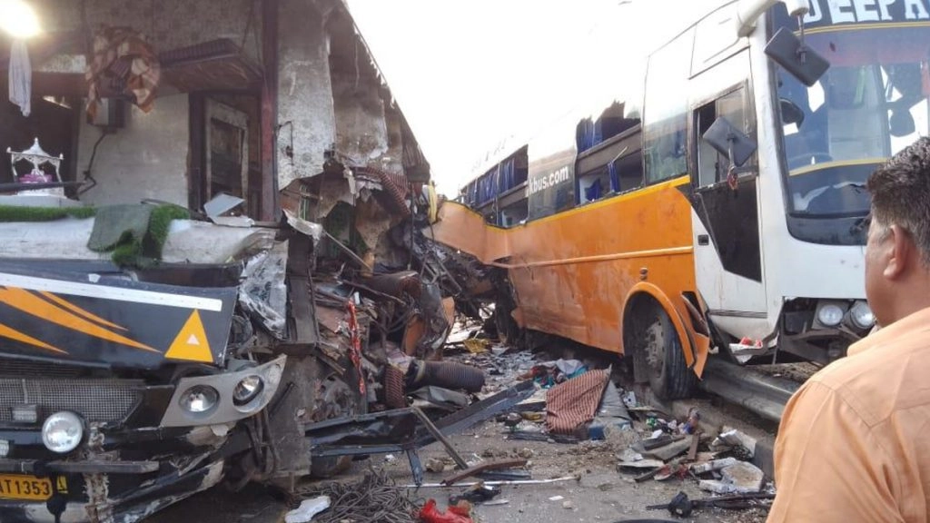 UP: पूर्वांचल एक्सप्रेस-वे पर 2 बसों के बीच भीषण टक्कर, 8 यात्रियों की मौत