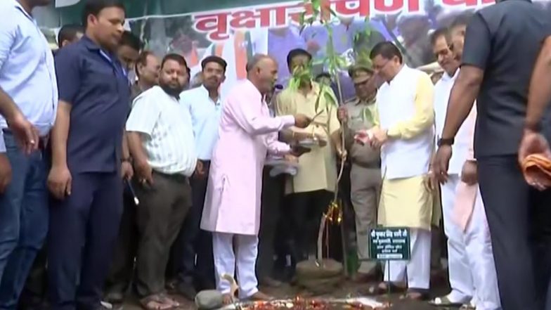 उत्तराखंड: CM पुष्कर सिंह धामी ने रेंजर्स कॉलेज ग्राउंड में आयोजित वृक्षारोपण कार्यक्रम में भाग लिया