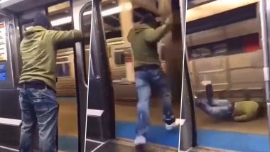 चलती हुई मेट्रो ट्रेन के गेट को खोलकर प्लेटफॉर्म पर कूदा शख्स, फिर जो हुआ... Viral Video देख हो जाएंगे हैरान