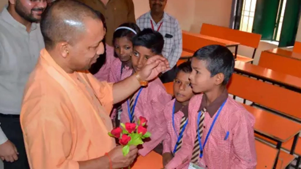 सरकारी स्कूलों में पढ़ने वाले बच्चों को योगी सरकार का तोहफा, अब यूनिफॉर्म के साथ पेन-पेंसिल और कॉपी के लिए भी पैसा देगी