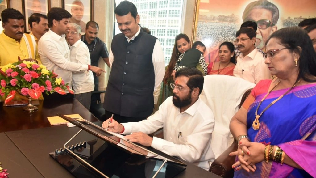 उद्धव ठाकरे को लगा एक और झटका, शिंदे समूह में शामिल हुए 67 नेता