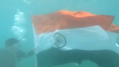 Har Ghar Tiranga Abhiyan: भारतीय कोस्ट गार्ड ने समुद्र में पानी के अंदर झंडा फहराया- देखें वीडियो