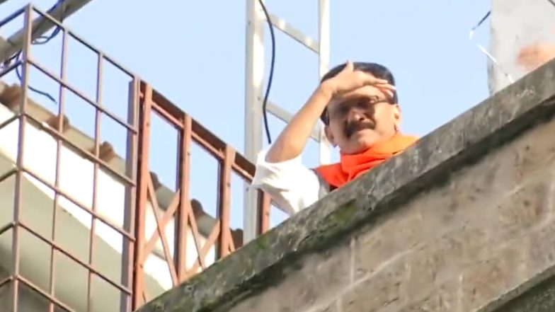 Sanjay Raut Detained: ईडी दफ्तर पहुंचते ही राउत चढ़े बिल्डिंग की छत पर, अधिकारियों ने नीचे उतारा- Watch Video