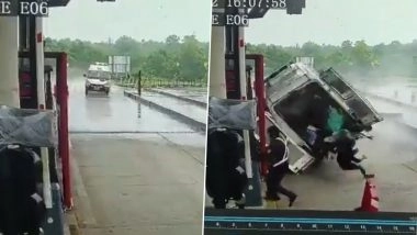 Video: कर्नाटक में टोल बूथ पर तेज रफ्तार एम्बुलेंस हुई हादसे का शिकार, 4 की मौत