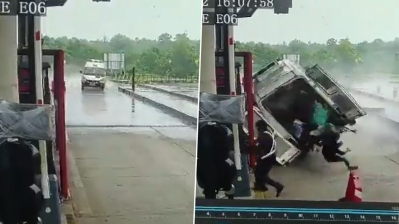 Video: कर्नाटक में टोल बूथ पर तेज रफ्तार एम्बुलेंस हुई हादसे का शिकार, 4 की मौत