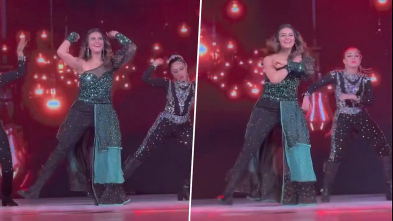 भोजपुरी एक्ट्रेस Akshara Singh ने स्टेज पर अपने डांस से लगाईं आग, Video देखकर झूम उठे फैंस